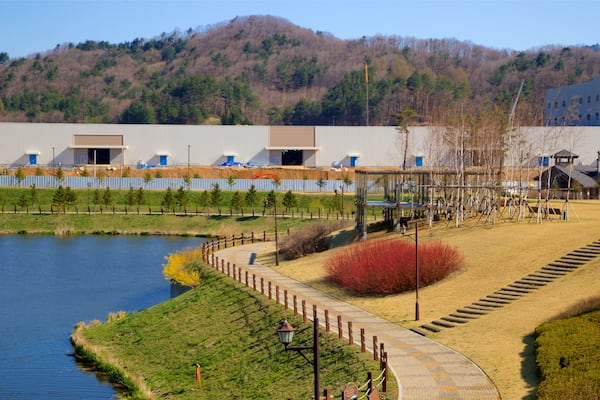 Alpensia Ski Resort showing a lake or waterhole and a park