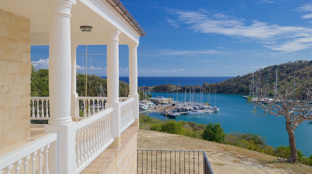 Antigua mostrando una bahía o un puerto y una casa