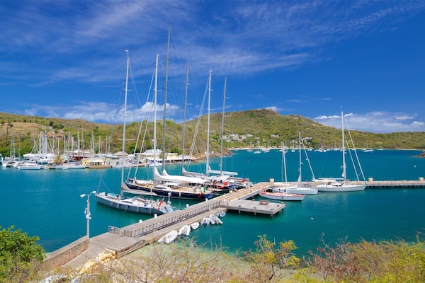 Antigua qui includes baie ou port