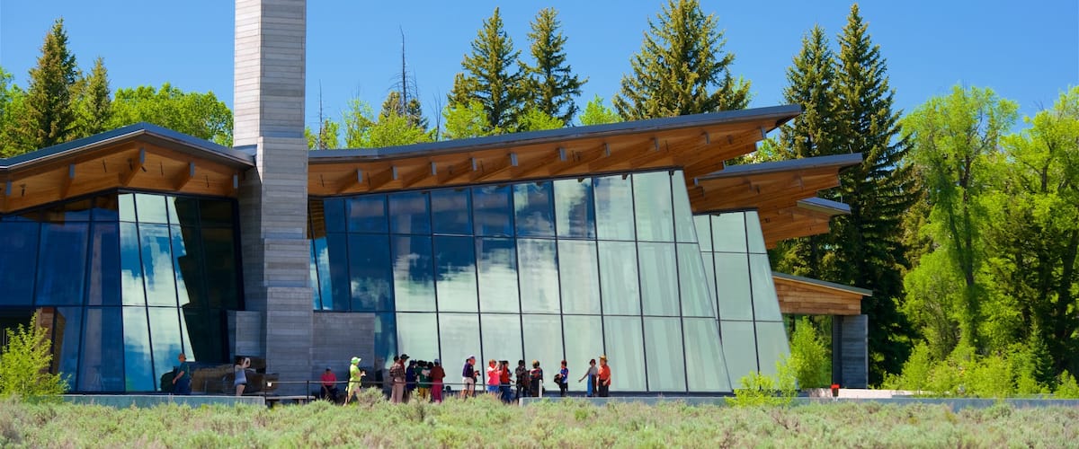 Jenny Lake Visitor Center caracterizando arquitetura moderna assim como um pequeno grupo de pessoas