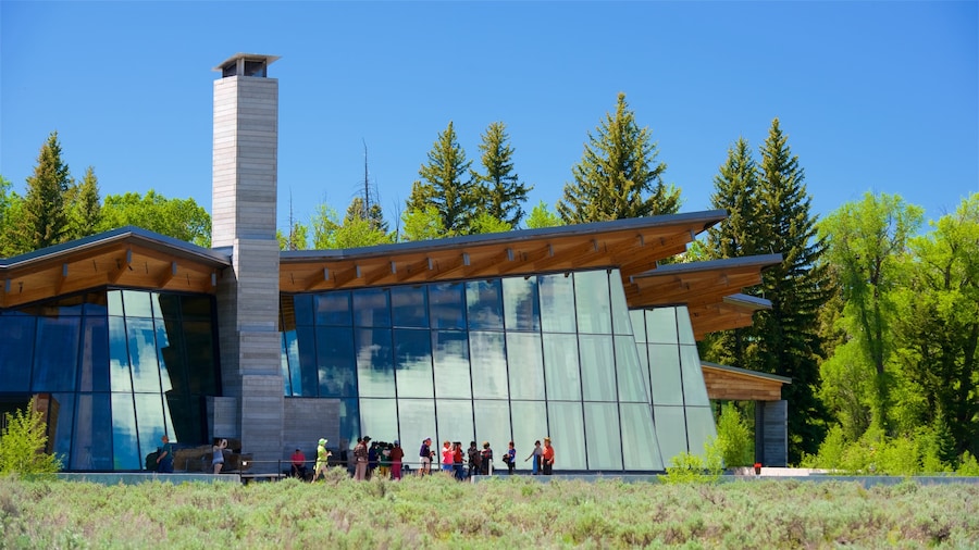Centro de visitantes del lago Jenny que incluye arquitectura moderna y también un grupo pequeño de personas
