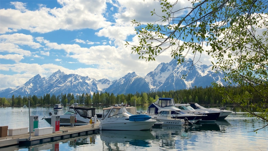 Colter Bay Visitor Center som omfatter bjerge, en flod eller et vandløb og en bugt eller havn