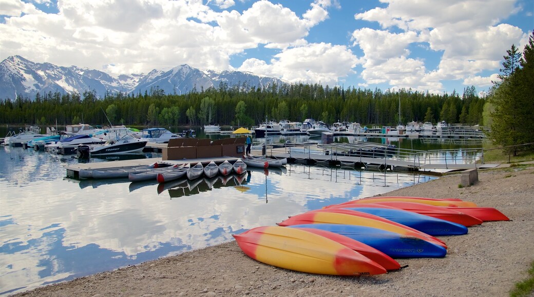 Colter Bay Visitor Center welches beinhaltet Bucht oder Hafen, See oder Wasserstelle und Berge