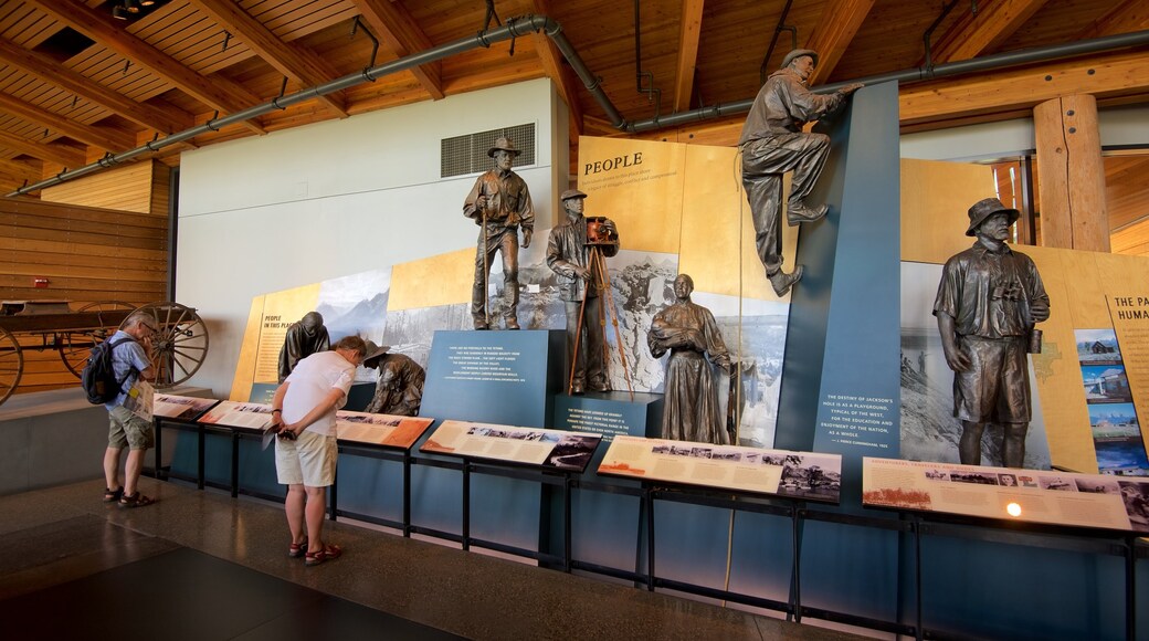 Jenny Lake Visitor Center mostrando vista interna e statua o scultura cosi come coppia