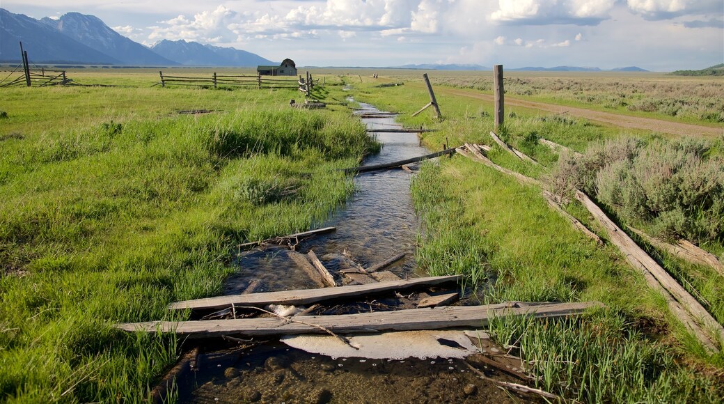 Distrito histórico de Mormon Row que incluye un río o arroyo, vistas de paisajes y escenas tranquilas