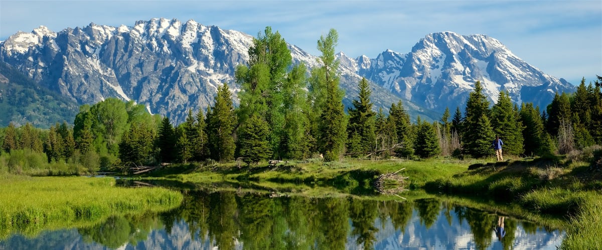 Embarcadero Schwabacher\'s Landing ofreciendo montañas, un río o arroyo y escenas tranquilas