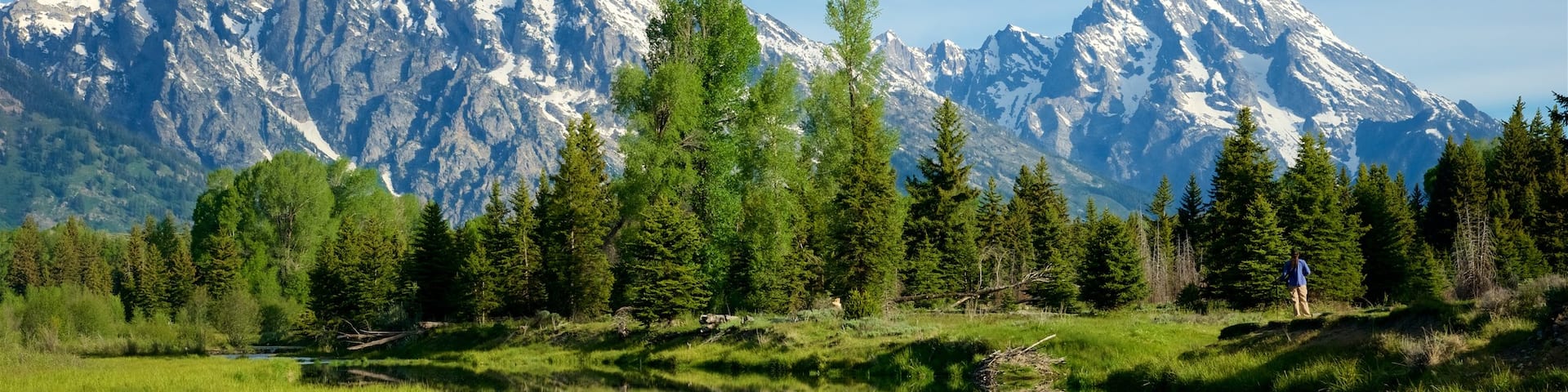 Ponton de Schwabacher montrant montagnes, scĂšnes tranquilles et riviĂšre ou ruisseau