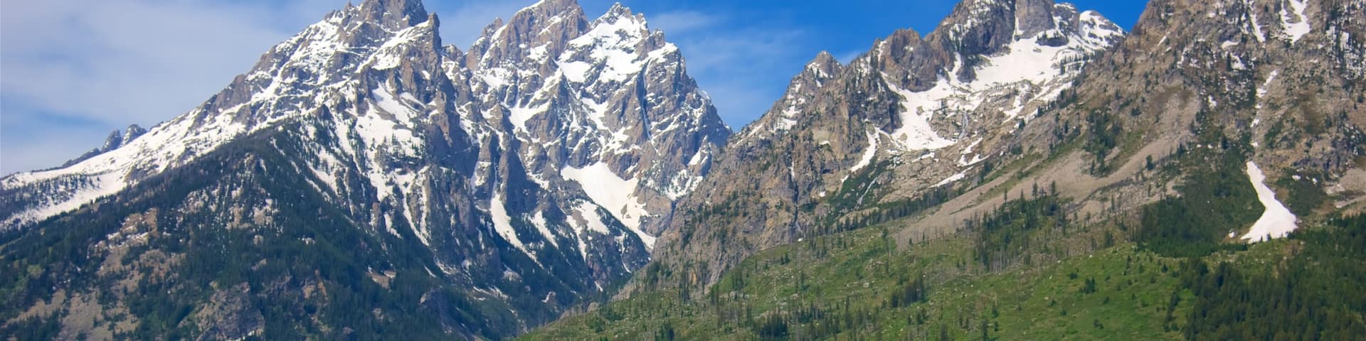 Parque Nacional Grand Teton que incluye escenas tranquilas y montañas y también un pequeño grupo de personas