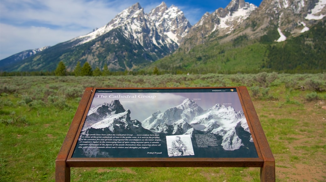 อุทยานแห่งชาติ Grand Teton ซึ่งรวมถึง ภูเขา, ป้าย และ ทิวทัศน์ที่เงียบสงบ