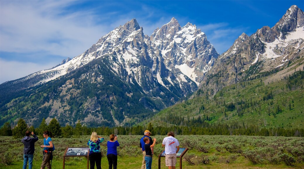 Parque Nacional Grand Teton ofreciendo montañas, vistas de paisajes y señalización