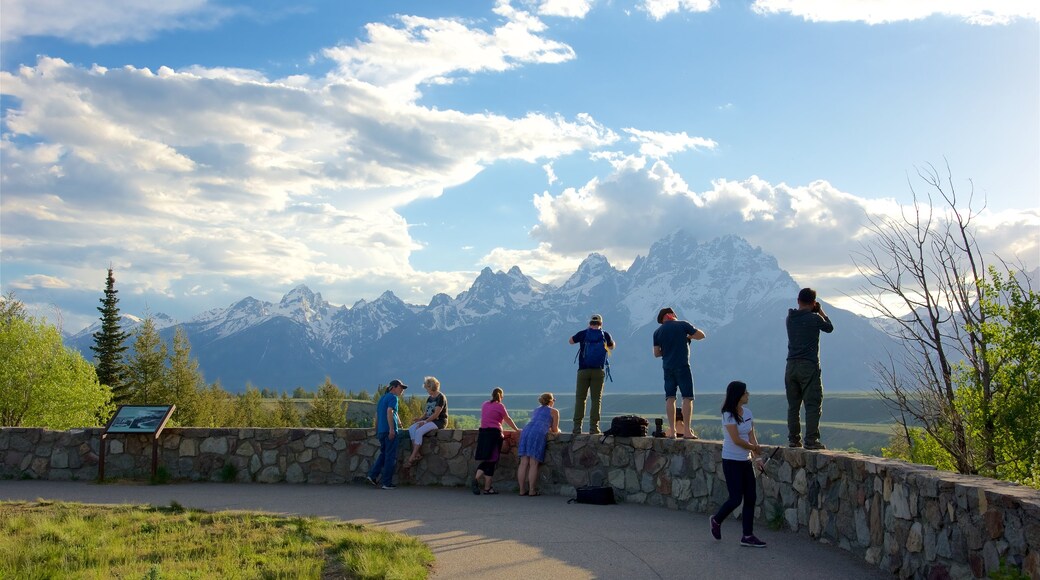 อุทยานแห่งชาติ Grand Teton ซึ่งรวมถึง พระอาทิตย์ตก, ภูเขา และ วิวทิวทัศน์