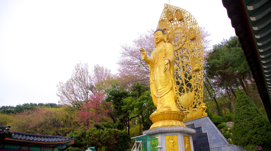 Suwon som inkluderar historiska element och en staty eller skulptur