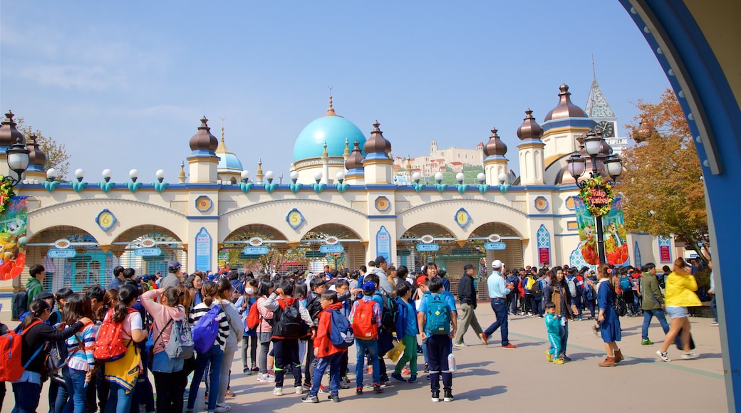 Everland featuring a square or plaza and heritage elements as well as a large group of people