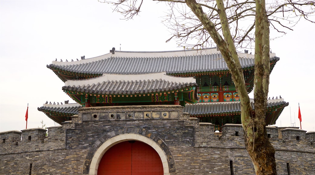Porte Paldalmun qui includes patrimoine historique