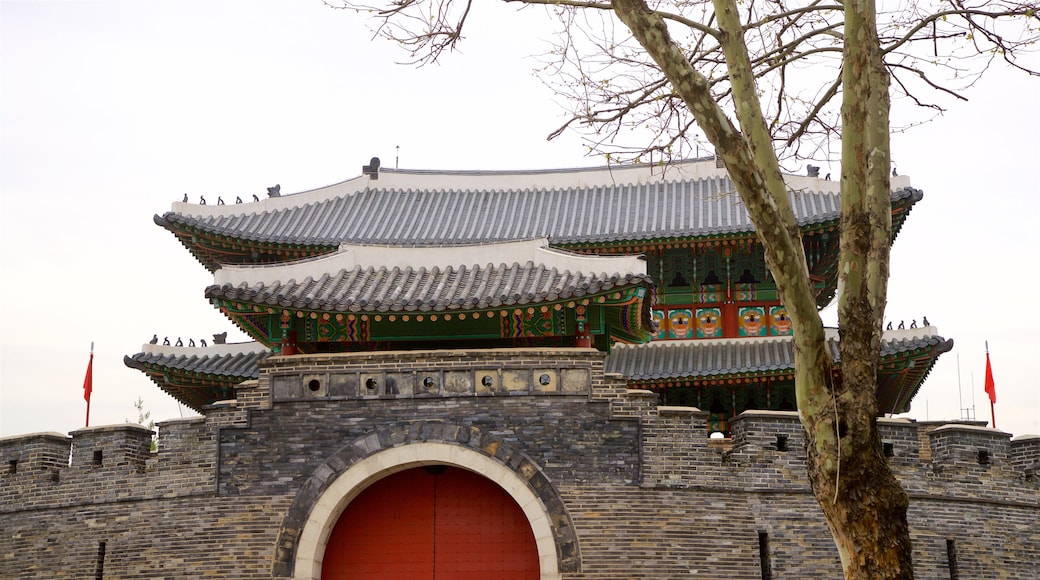 Paldalmun Gate featuring heritage elements