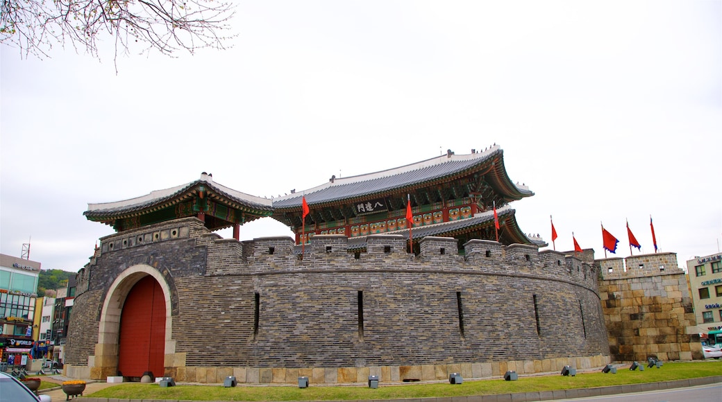 Paldalmun Gate which includes heritage architecture