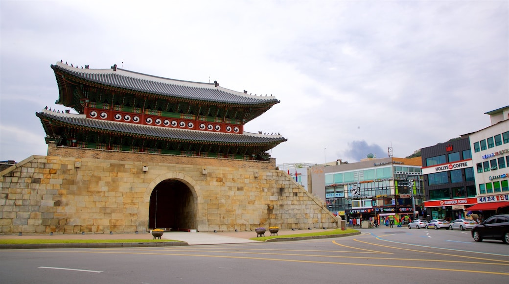 Paldalmun Gate which includes heritage architecture