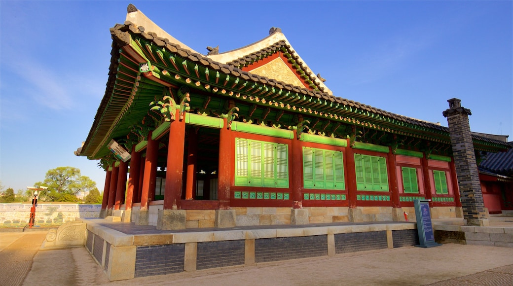 Palacio Hwaseong Haenggung mostrando un atardecer y arquitectura patrimonial