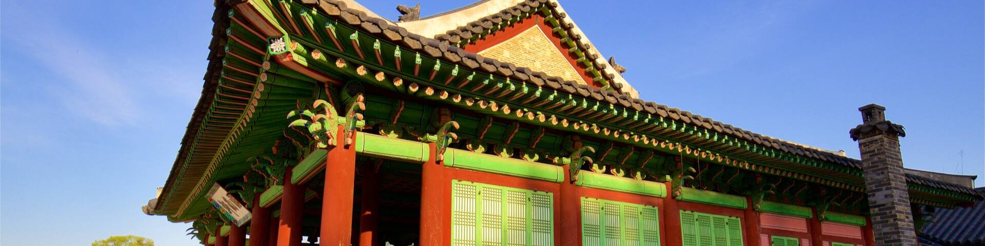 Palast Hwaseong Haenggung mit einem Sonnenuntergang und historische Architektur
