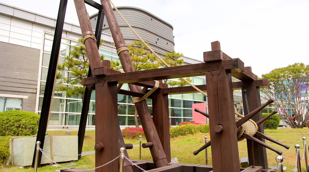 Suwon Hwaseong Museum featuring heritage elements and a park