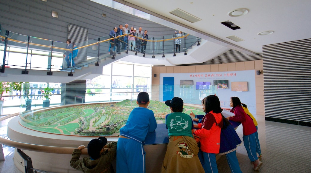 Museo Suwon Hwaseong che include vista interna cosi come bambini