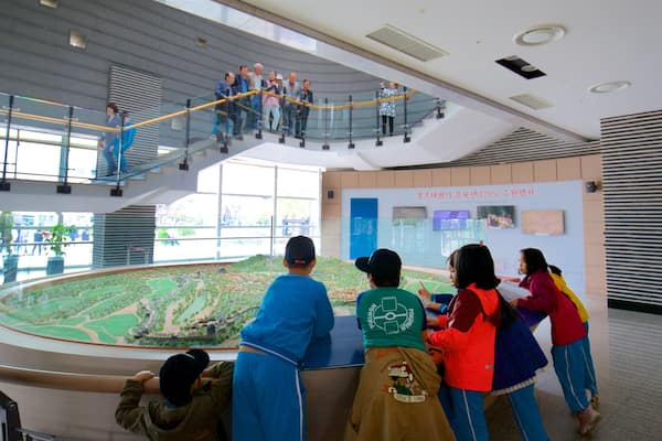 Suwon Hwaseong Museum das einen Innenansichten sowie Kinder