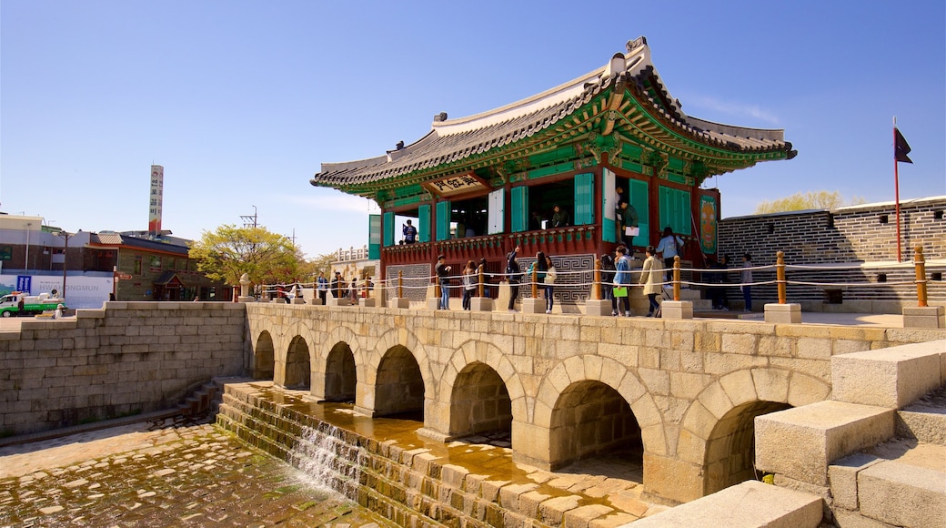 Monumento Hwahongmun Gate ofreciendo un río o arroyo, un puente y patrimonio de arquitectura