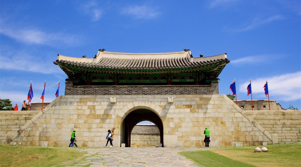 Portão Changnyongmun mostrando um jardim e arquitetura de patrimônio