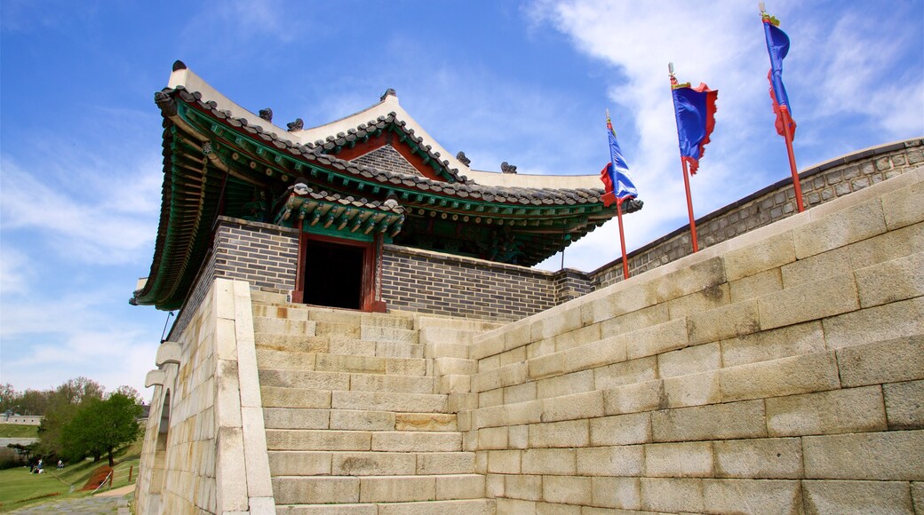 Puerta Changnyongmun mostrando elementos del patrimonio