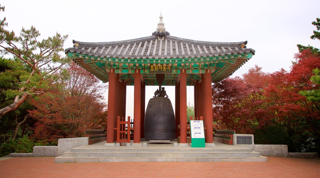 Campana de Hyowon ofreciendo flores silvestres y elementos patrimoniales