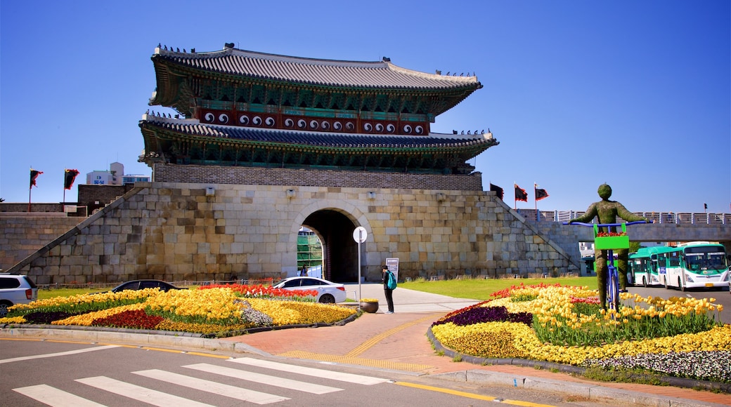 Suwon caratteristiche di fiori, architettura d\'epoca e arte urbana