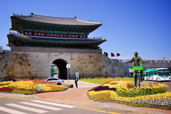 Suwon welches beinhaltet Outdoor-Kunst, historische Architektur und Blumen