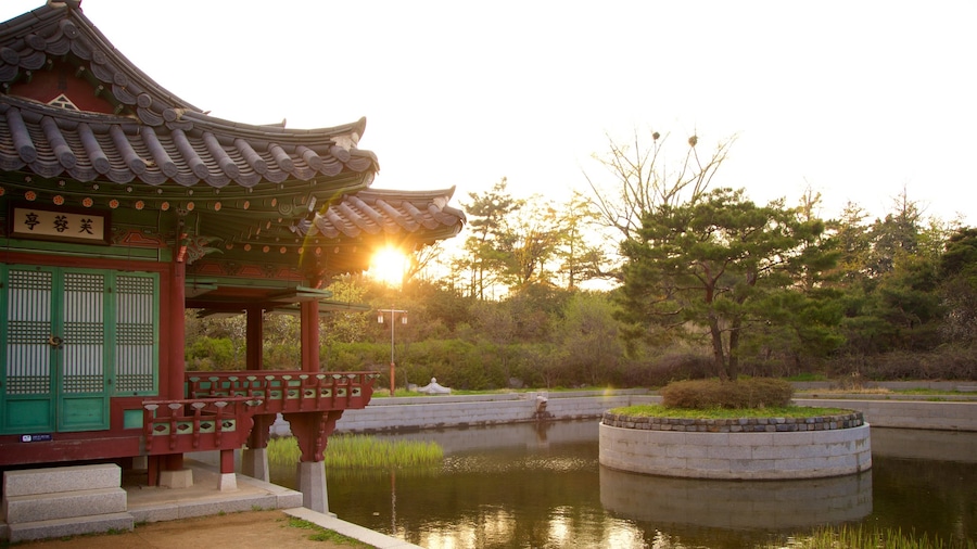 Wolmi Traditional Park che include tramonto, oggetti d\'epoca e laghetto