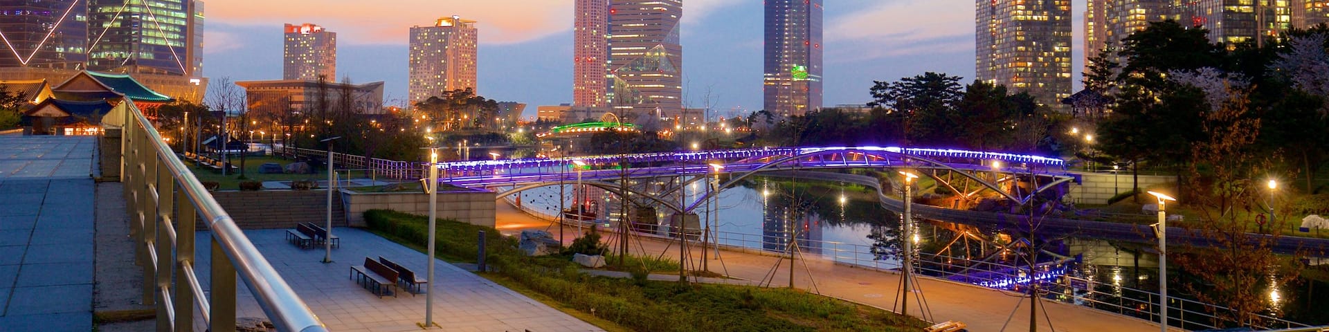 Incheon presenterar en solnedgÄng, en stad och en skyskrapa