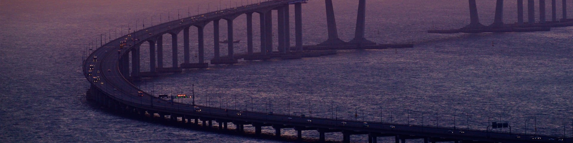 Incheon Bridge ofreciendo vistas de paisajes, una puesta de sol y un puente