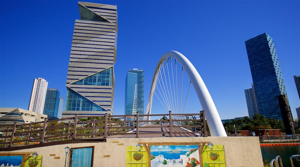 Incheon ofreciendo un puente, una ciudad y arte al aire libre