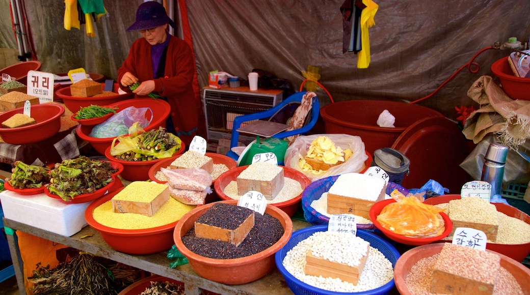 Ganghwa que incluye mercados y comida y también una mujer