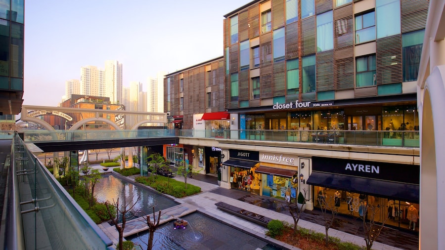 NC Cube Canal Walk showing signage, city views and a bridge