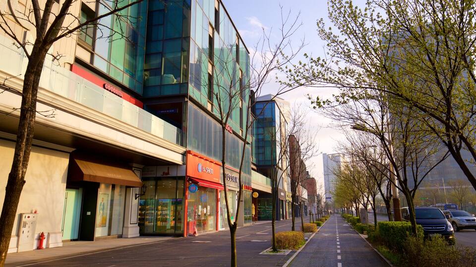 NC Cube Canal Walk toont een zonsondergang en een stad