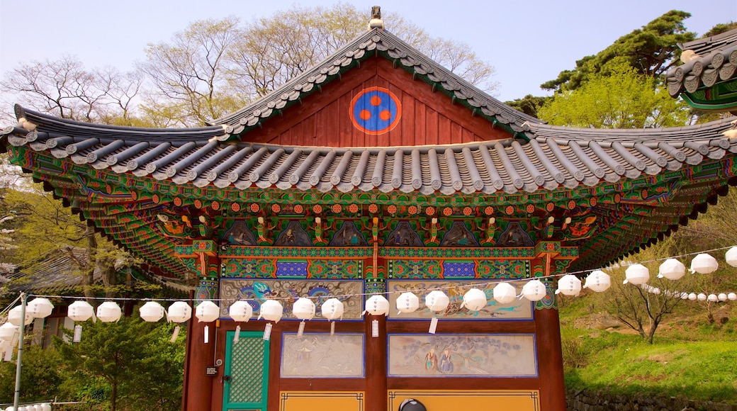 Jeondeungsa Temple showing a temple or place of worship and heritage architecture