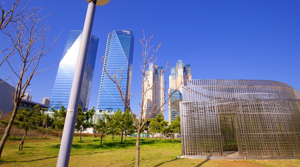 Centraal Park van Songdo bevat hoogbouw, een stad en een park