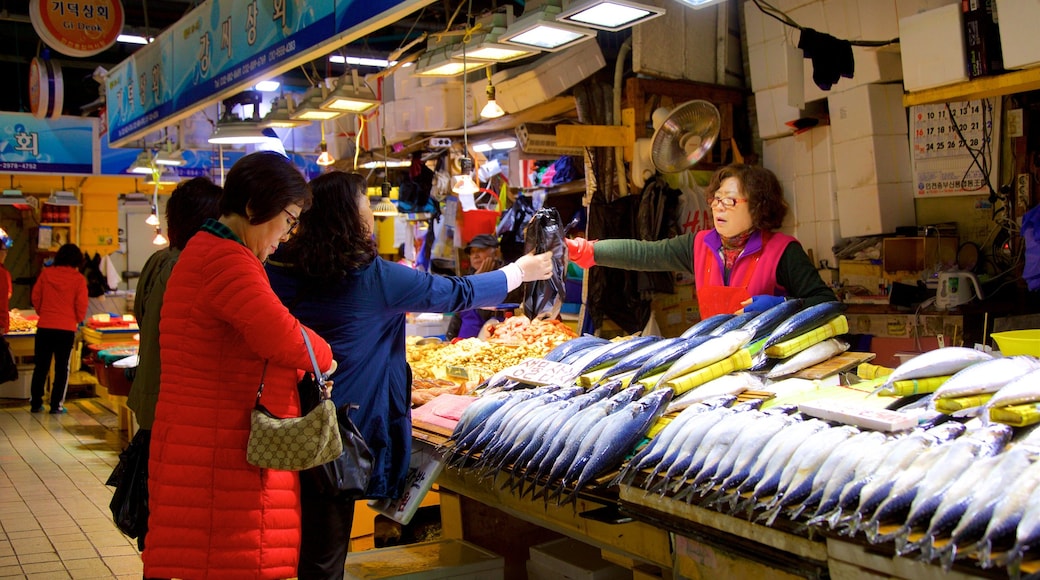 Incheon ofreciendo mercados y comida y también un grupo pequeño de personas
