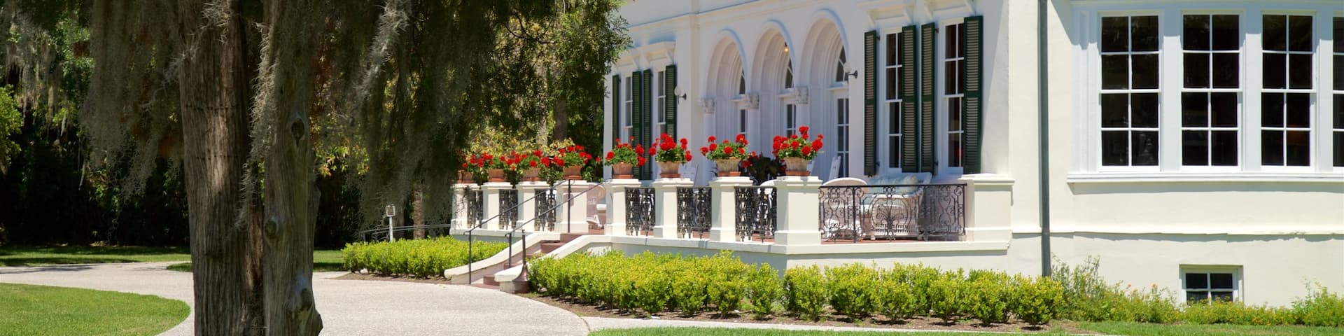 Jekyll Island showing flowers and a house