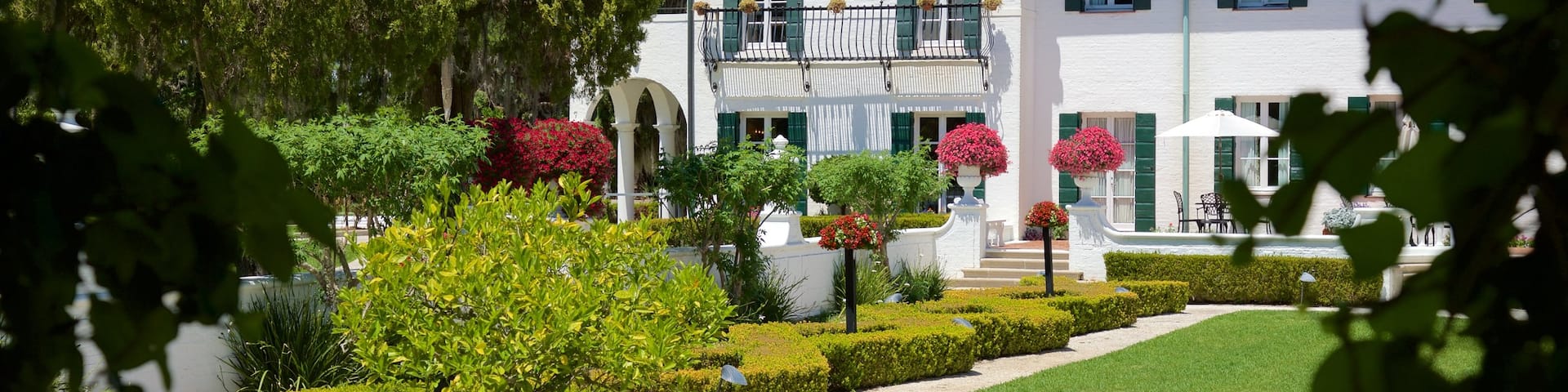 Jekyll Island showing flowers and a house