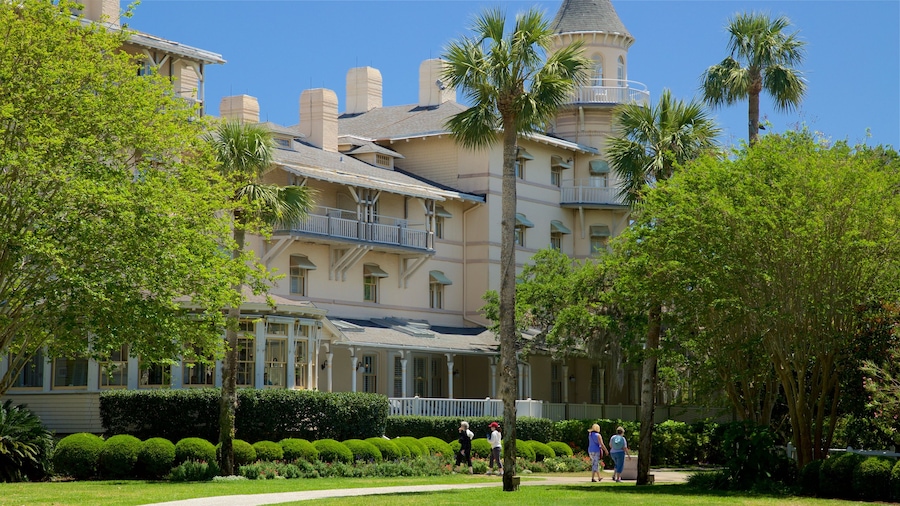 Jekyll Island ofreciendo un parque y también un grupo pequeño de personas