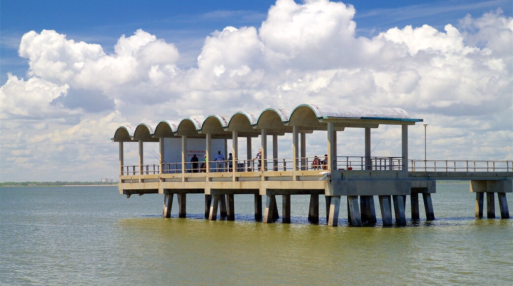 Jekyll Island showing a river or creek