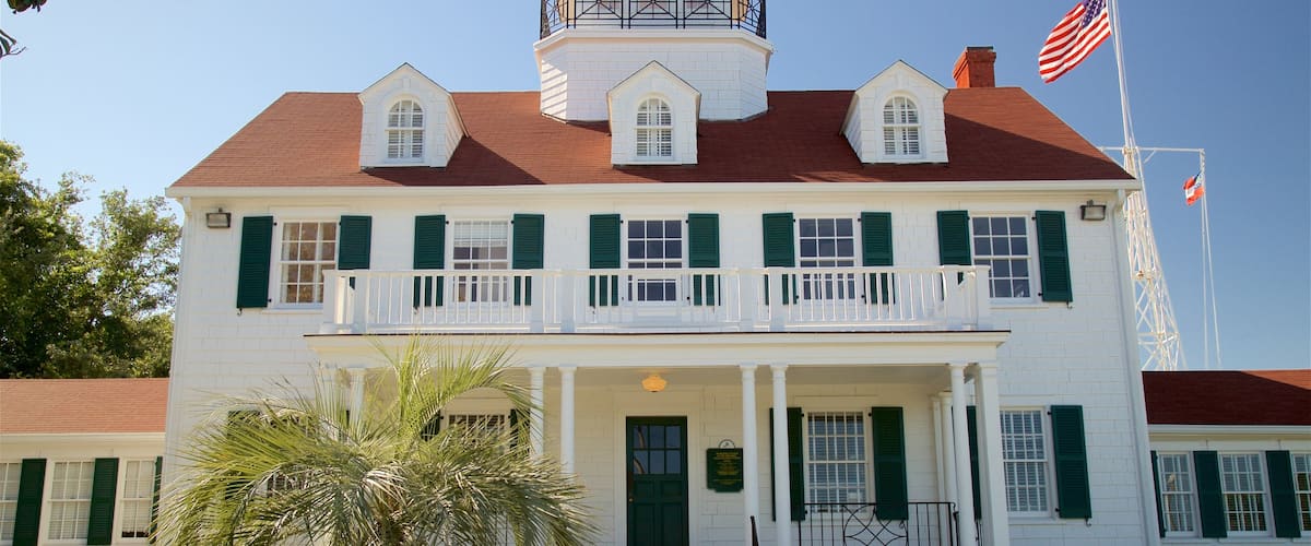 St. Simons Island showing a house