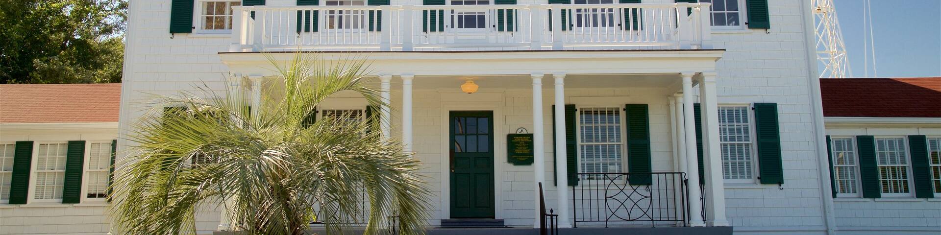 St. Simons Island featuring a house