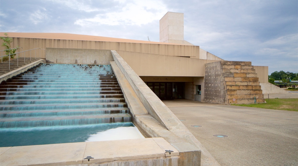 Flint RiverQuarium which includes a fountain