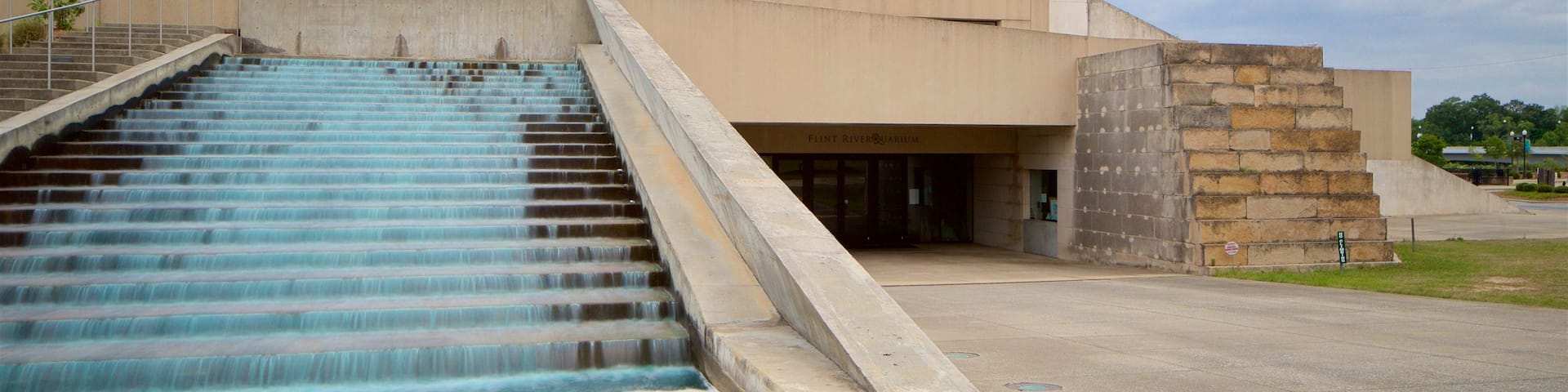 Flint RiverQuarium which includes a fountain